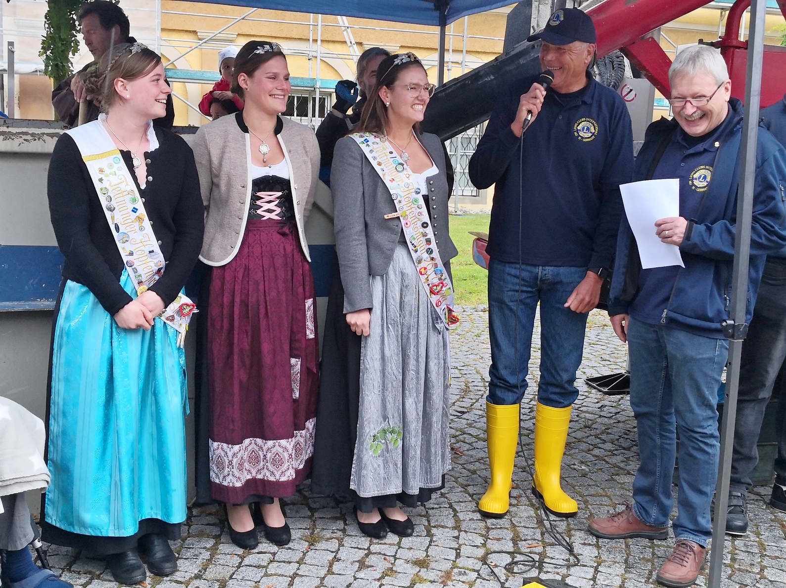 von links: Hopfenprinzessinnen Lena Heilig und Kathrin Arnegger, Hopfenkönigin Teresa Locher, Lionspräsident Bernd Boolzen und Moderator und Organisator Wolfgang Lachmann